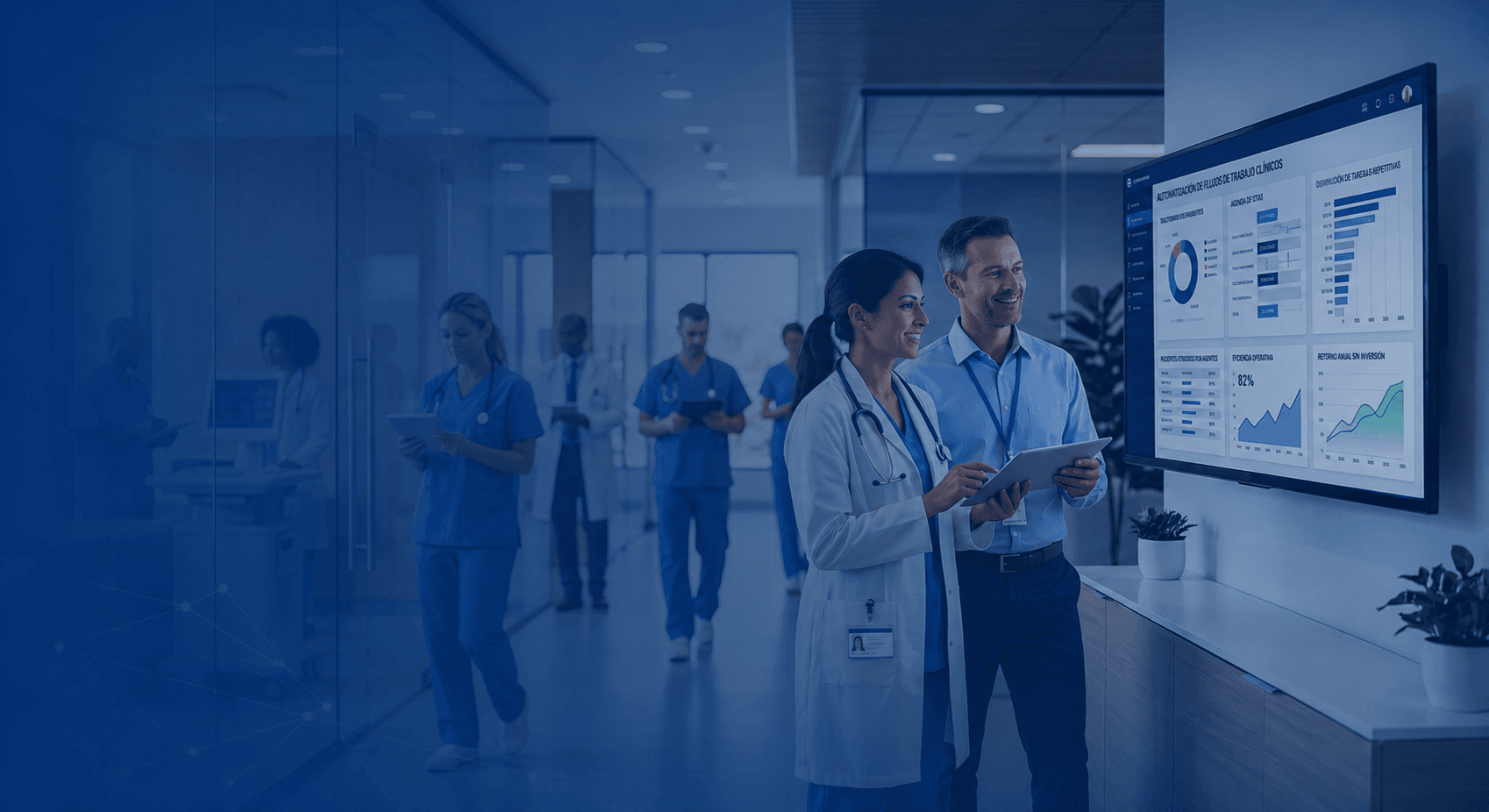Equipo de una clínica dental revisando su sistema de automatización de ClinicOS en una pantalla
